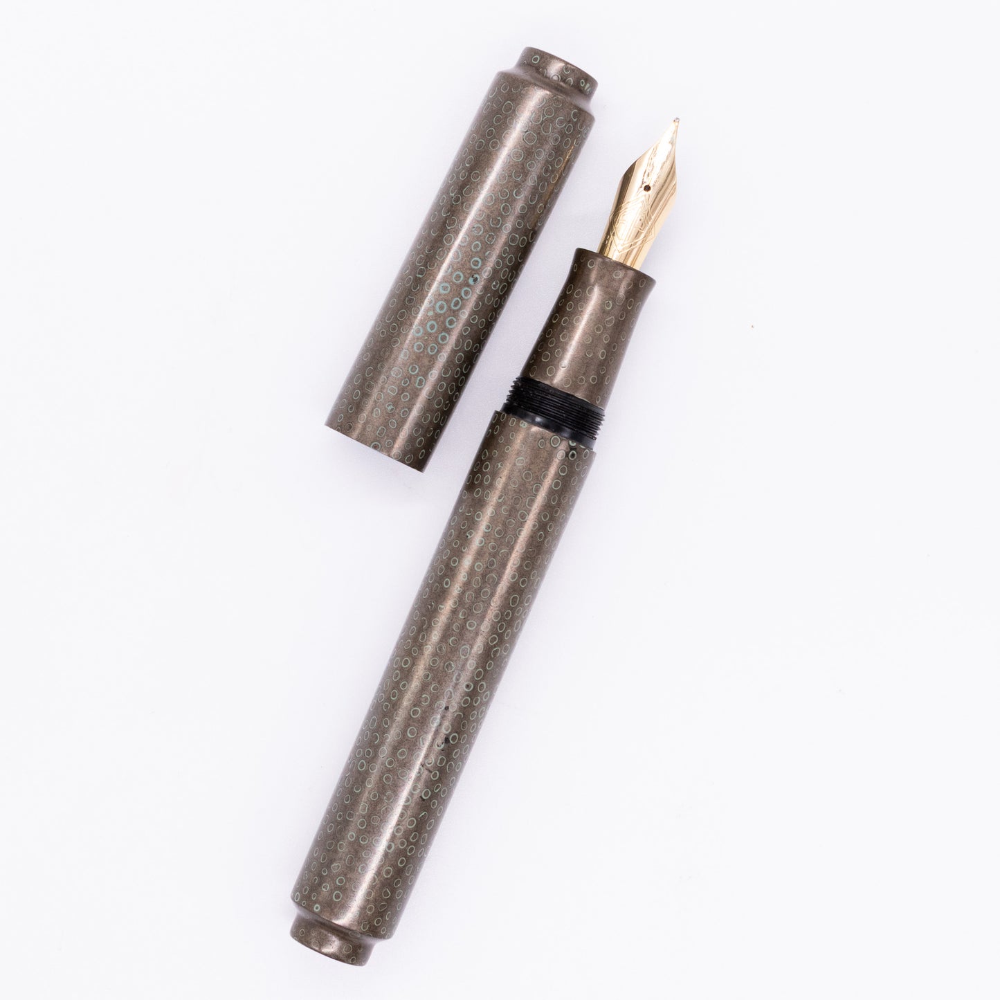 An overhead view of the AP Limited Editions Urushi Lacquer Art Fountain Pen - Evening Dew uncapped, with the cap next to the body angled towards the right.