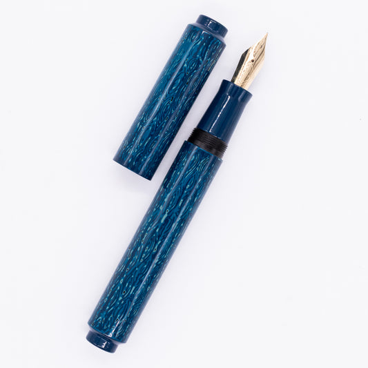 An overhead view of the AP Limited Editions Urushi Lacquer Art Fountain Pen - Midnight uncapped, with the cap next to the body angled towards the right.
